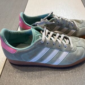 Adidas gazelle sneaker girls